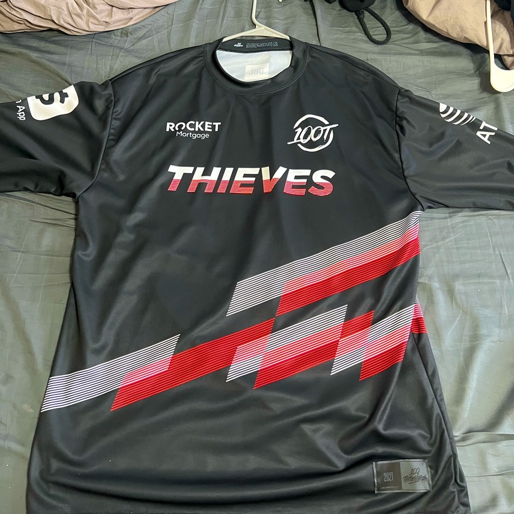 2020 100 Thieves Jersey never worn, size XL